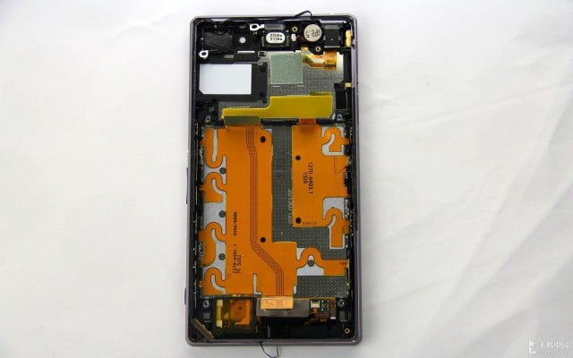 Xperia-Z1-disassembly-guide_27-640x400