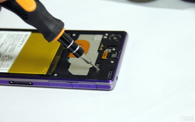 Xperia-Z1-disassembly-guide_35-640x400